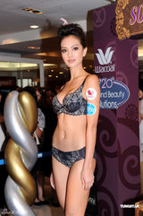 组图：名模Jessica C.身材傲人 坦言养帅哥男友