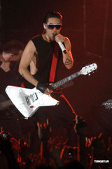 组图：摇滚乐队30 Seconds To Mars开唱震撼歌迷