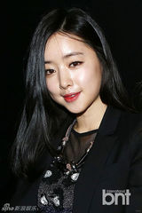 组图：李钟硕亮相时装周 f(x)Amber中性风帅气