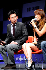 组图：韩星严正花黄正民牵手宣传新片《舞后》