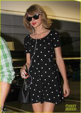 组图：泰勒短发新造型甜美 圆点连衣裙秀大长腿
