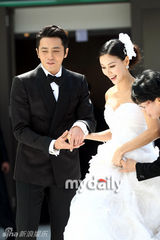幻灯图：张东健高小英婚礼现场 夫妇亮相甜蜜亲吻 