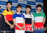 组图：韩团2AM出席签名会 运动风展青春活力
