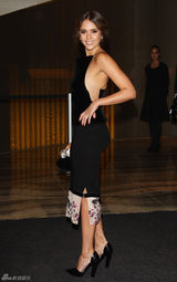 高清图：阿尔芭优雅秀美背 玫瑰色妆容展迷人风情