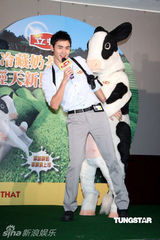幻灯图：阮经天代言与奶牛共舞 畅谈合作感受无厘头