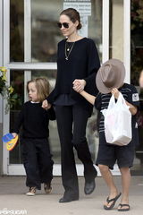 组图：朱莉皮特带娃度假 分头游玩温情十足