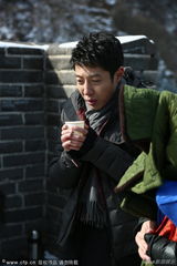 组图：撒贝宁长城玩自虐 零下10度录节目打哆嗦