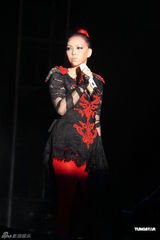 组图：阿妹身著爆乳装开唱 歌迷现场点唱饱耳福