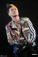 组图：梁汉文香港红馆开唱 圈中好友齐助阵