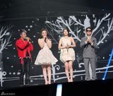 杜淳中韩歌会开嗓唱《存在》白发红衣抢眼(图)