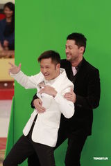 组图：草蜢主持《华丽明星赛》 袁咏仪黎耀祥齐录影