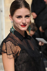 高清图：奥利维亚-巴勒莫黑色透视裙亮相时装周