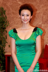 组图：兽兽连衣短裙优雅亮相 低胸装微泄春光