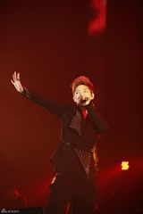 组图：李准基上海歌迷见面会身着汉服献唱