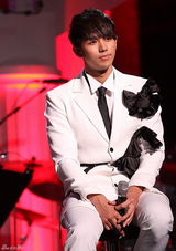 高清图：人气组合2AM新碟首唱 四成员化身白马王子