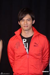 组图：郭采洁杨一展接捧《小资》 邱泽抱熊卖萌