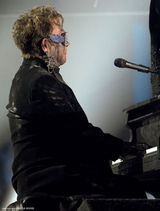 高清组图：埃尔顿-约翰“灰头土脸”戴面具全情演出