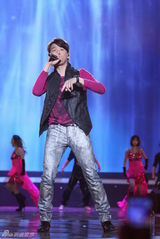 高清：深圳卫视跨年晚会 莫文蔚驯鹿装对决张佑赫