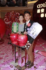 组图：黄宗泽亲吻混血小美女 与周丽淇出席亮灯仪式