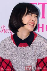 组图：f(x)成员雪莉水晶粉嫩亮相化妆品活动