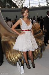 幻灯图集：杰西卡-阿尔芭白裙秀女人味 和伊万同台