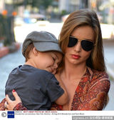 组图：米兰达深V长裙美艳 小宝贝幸福躺妈肩头