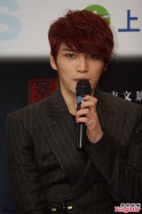 组图：韩国人气偶像金在中亮相上海魅惑帅气