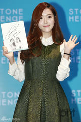 组图：少女时代Jessica出席签名会白衫皮裙时尚