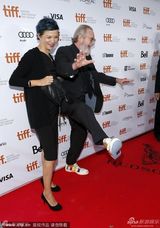 组图：《对的错误》首映 莎拉-坎宁着抹胸裙