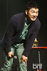 组图：韩星金英浩举办首张专辑发布会一展歌喉