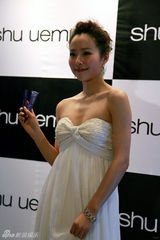 幻灯图集：江一燕签约高端化妆品 成其代言第一人