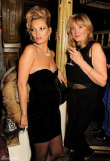 组图：凯特-莫斯派对性感复古风情迷人