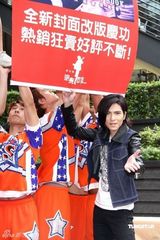 幻灯图：萧敬腾写真书签售 要考虑“露点”演出