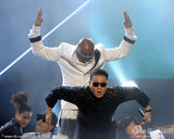 组图：鸟叔获新媒体奖 压轴表演大秀骑马舞