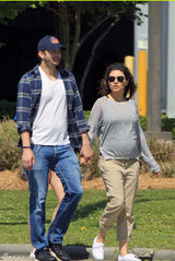 组图：米拉-库尼斯大肚照首曝光 幸福牵手库彻