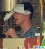 组图：犯二停不下来!卷福约会用纸巾遮面防偷拍