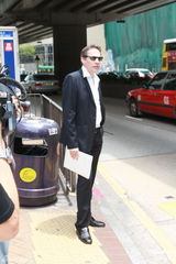 杜丽莎被告拖欠工资 其夫到庭应讯双方未达成和解