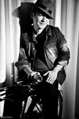 组图：严宽拍摄时尚写真 挑战多种风格造型百变