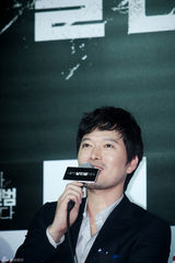 高清组图：朴施厚郑在英出席《我是杀人犯》发布会