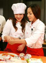 幻灯：Kara节目公开录制现场 成员做蛋糕有模有样