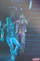 组图：周杰伦开个唱大秀人鱼线 张智霖同台助阵