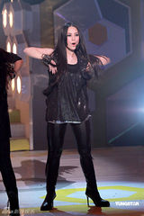 幻灯：阿娇变小魔女舞姿养眼 劲甩长发表演卖力