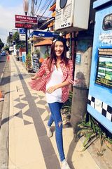 组图：王智曝旅行生活照 漫步异国街头笑脸灿烂