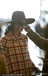 组图：范冰冰赴巴黎母亲送行 穿潮衣拿男包霸气外露