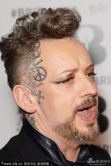 组图：乔治男孩伤痕妆形似挨打 表情丰富忙卖萌