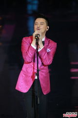 组图：黄耀明上台献唱缅怀张国荣梅艳芳