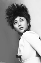 组图：殷桃最新黑白型酷写真 展超自然现代范儿