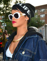 组图：蕾哈娜商场高调血拼 敞衣露bra潮范十足