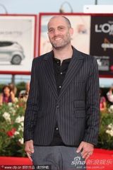 组图：《替代》首映礼 莎朗-塔尔蓝裙惊艳红毯