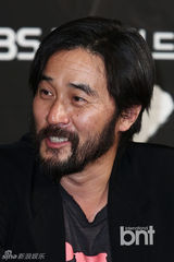 组图：严泰雄《刀与花》发布 CN正信正装帅气